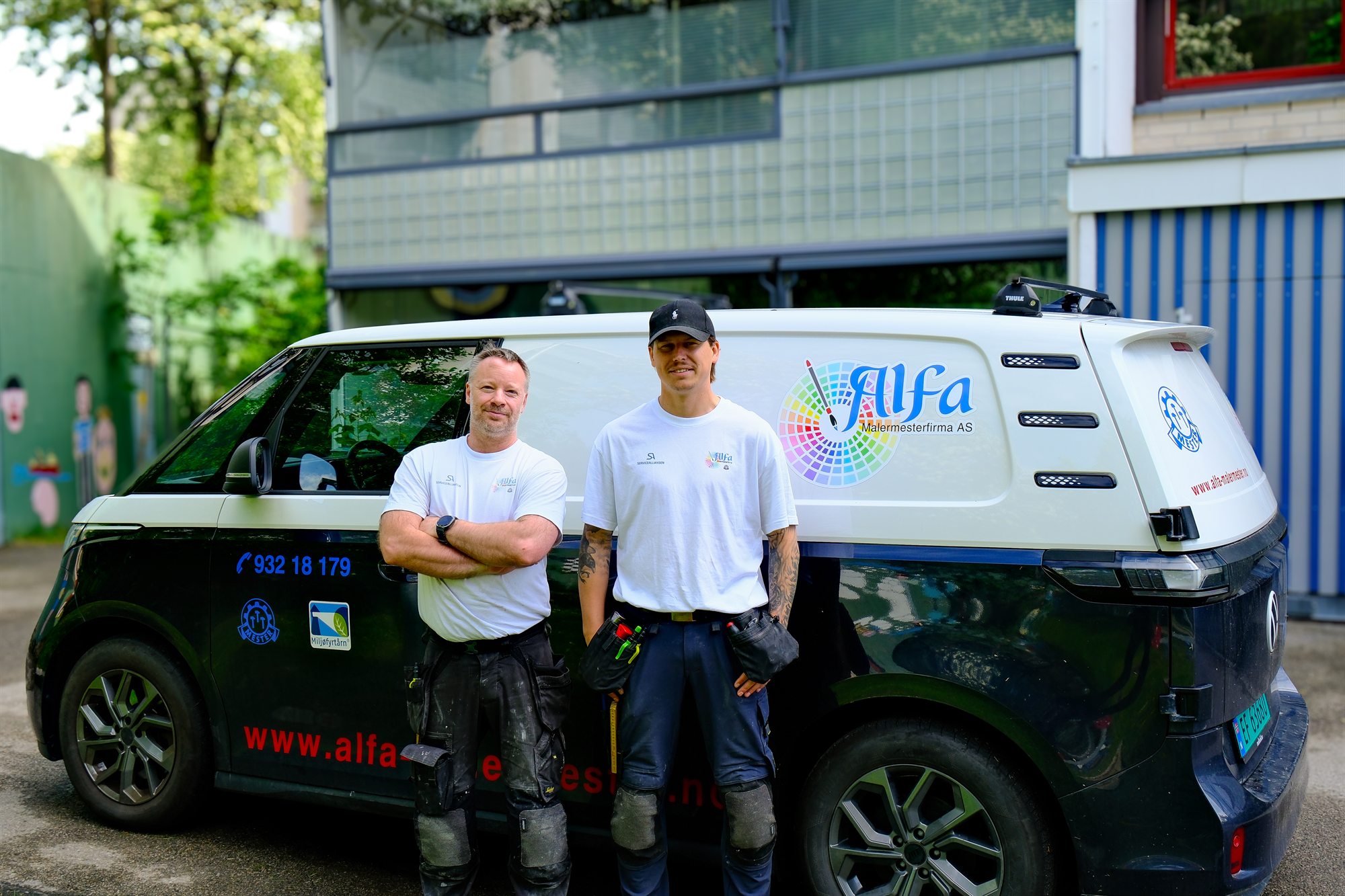Malere fra Alfa Malermester ved elektrisk servicebil