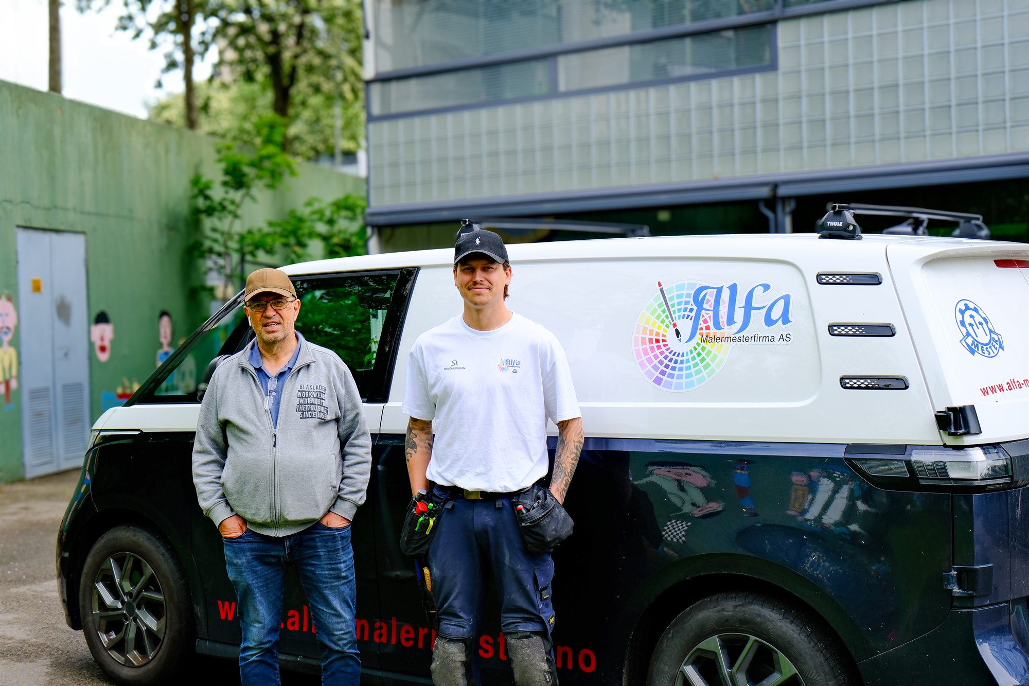 To malere fra Alfa Malermester foran servicebilen