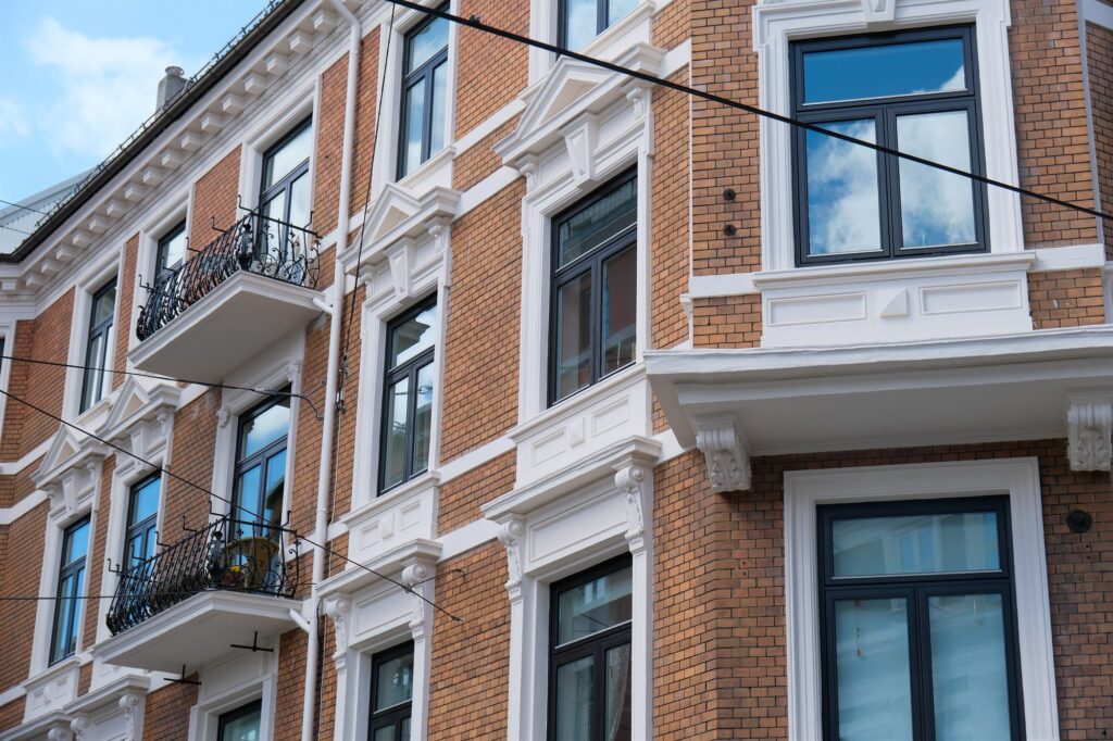 Detalj av balkonger og vindusomramming i Bogstadveien 24