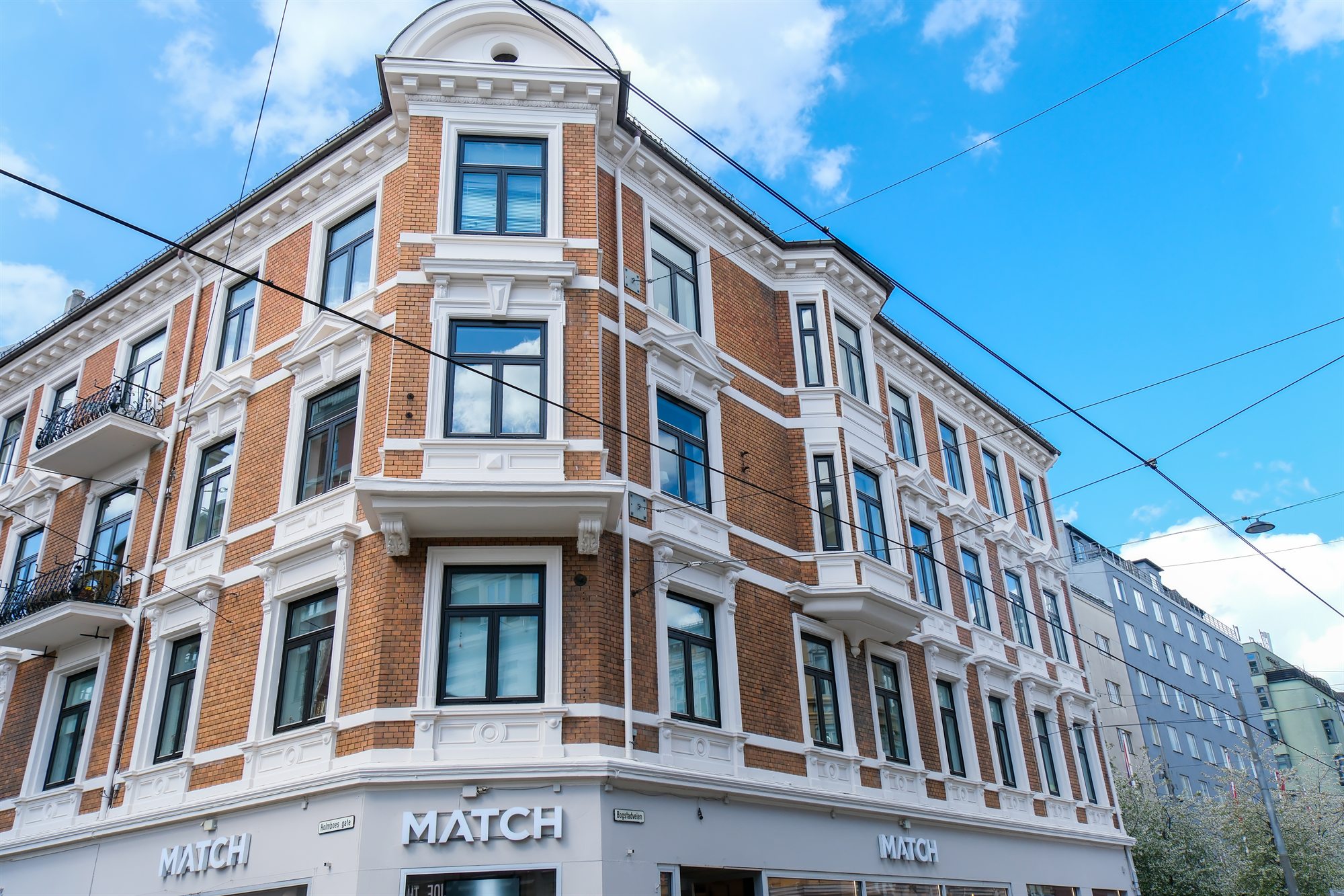 Rehabilitert murfasade i Bogstadveien 24, Oslo – teglstein og hvite detaljer malt av Alfa Malermester