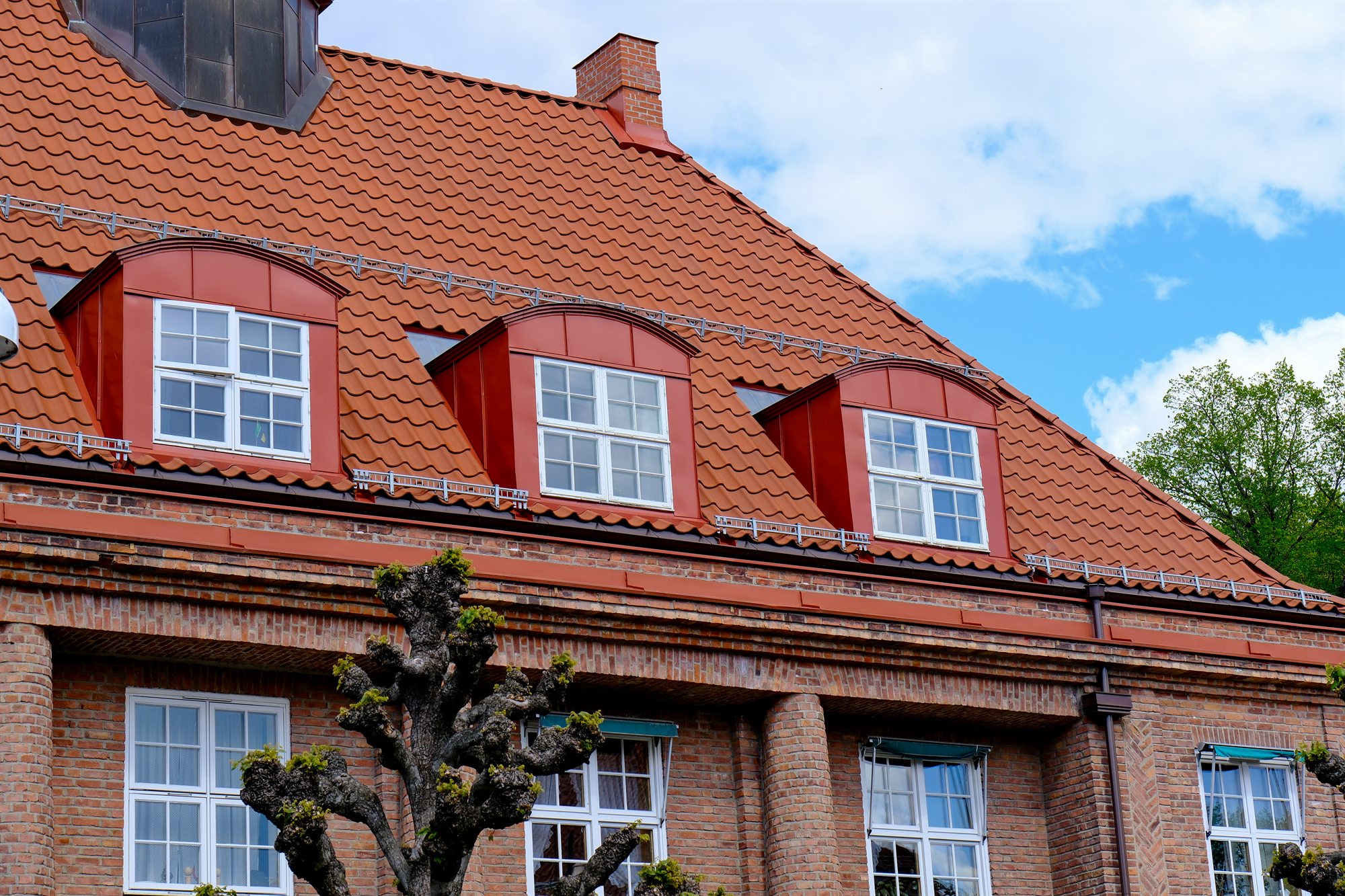 Murgård med nymalte vinduer i Eventyrveien