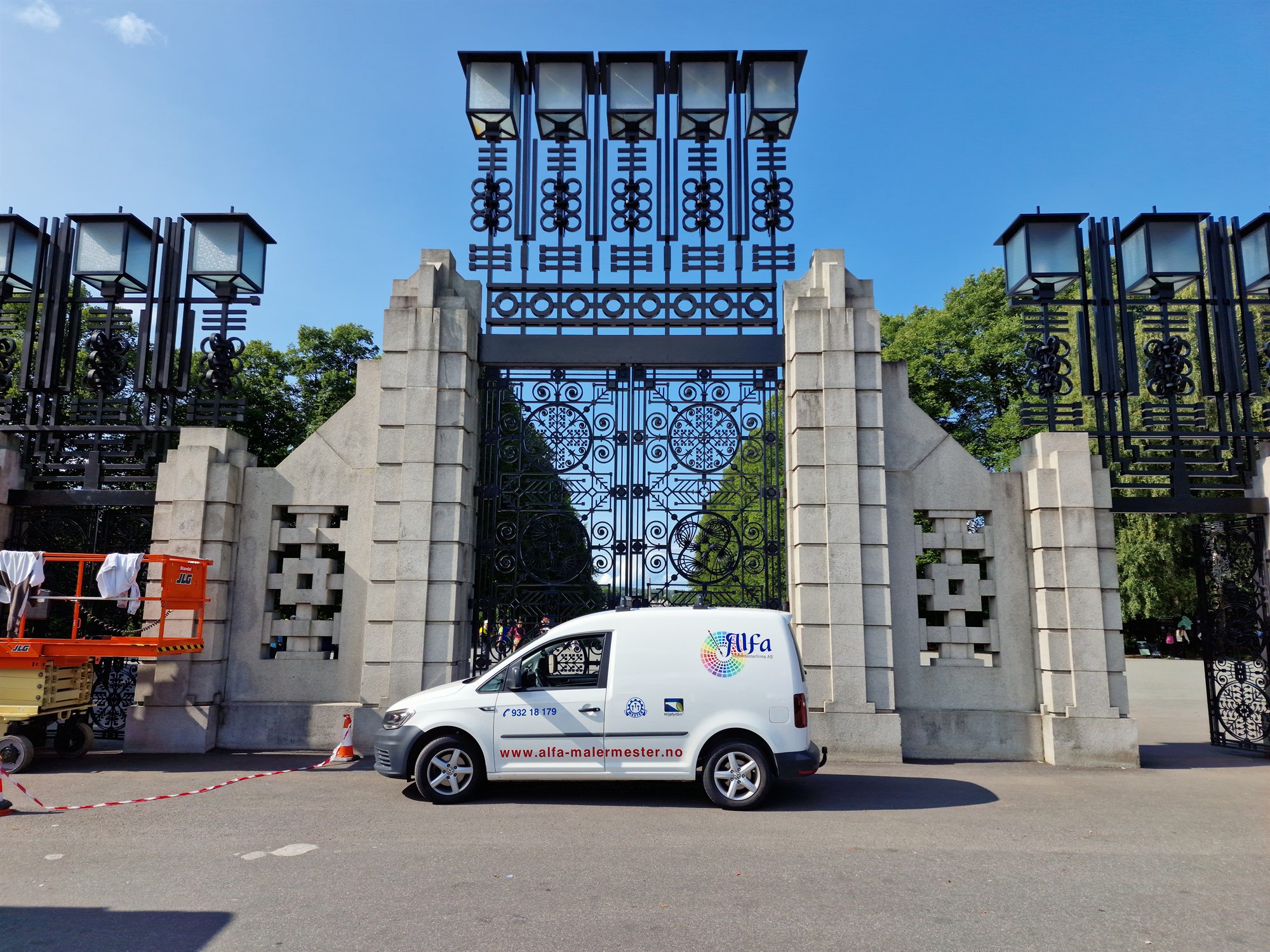 Alfa Malermester ved hovedporten i Frognerparken