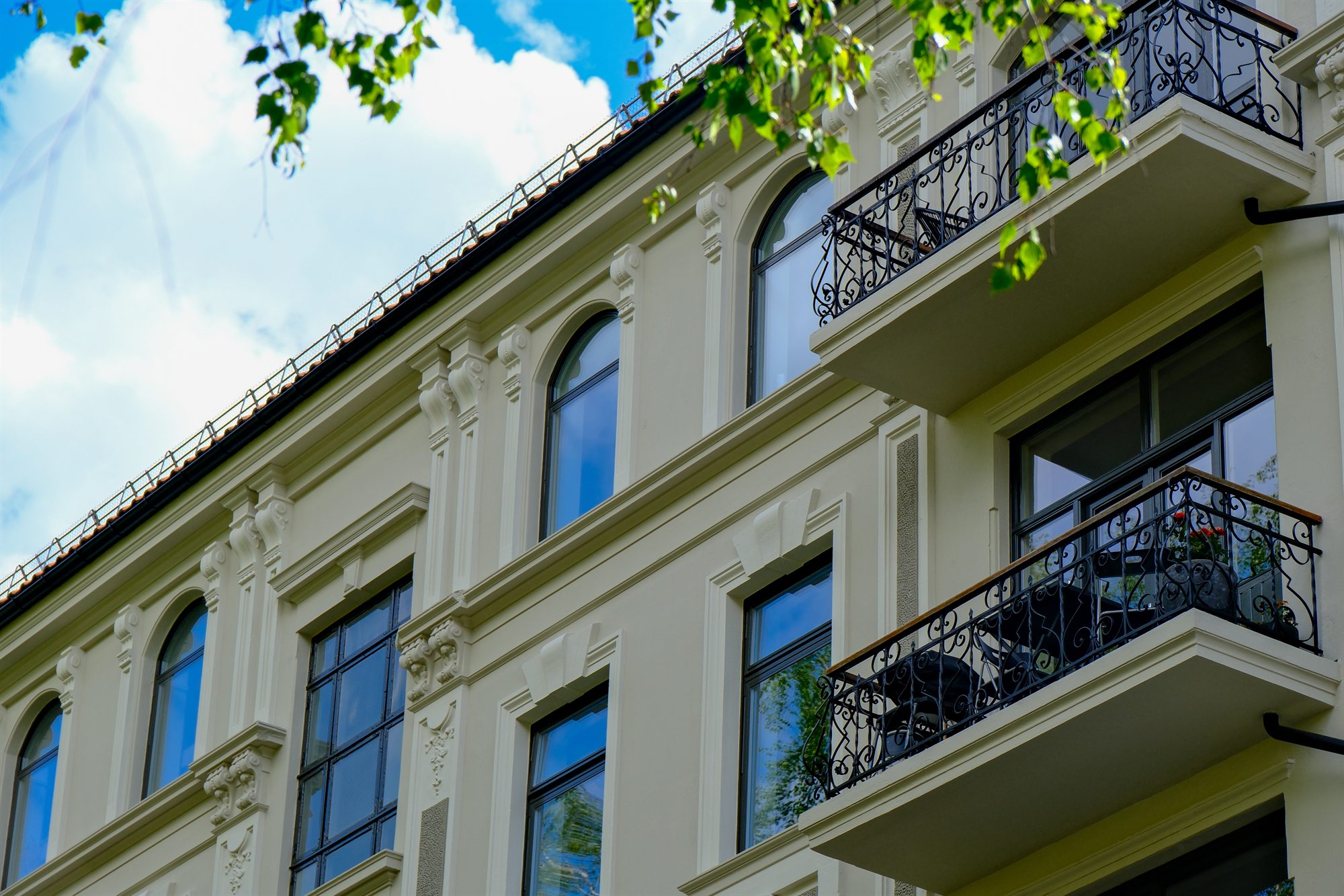Balkonger og gesims i General Birchs gate 32