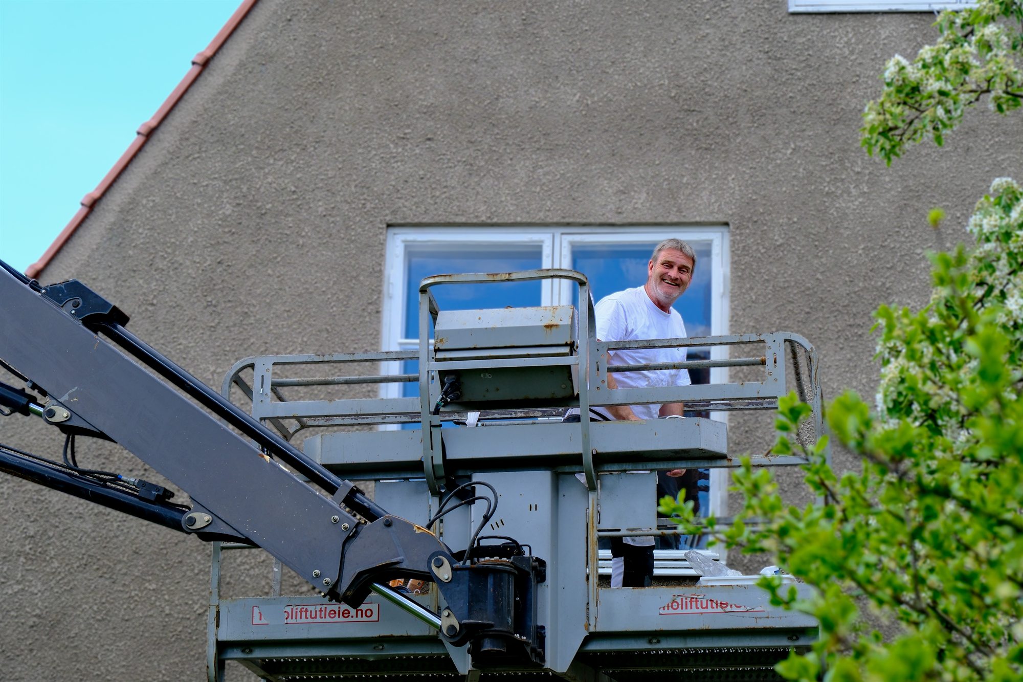 Lift ved fasade under vindusmaling