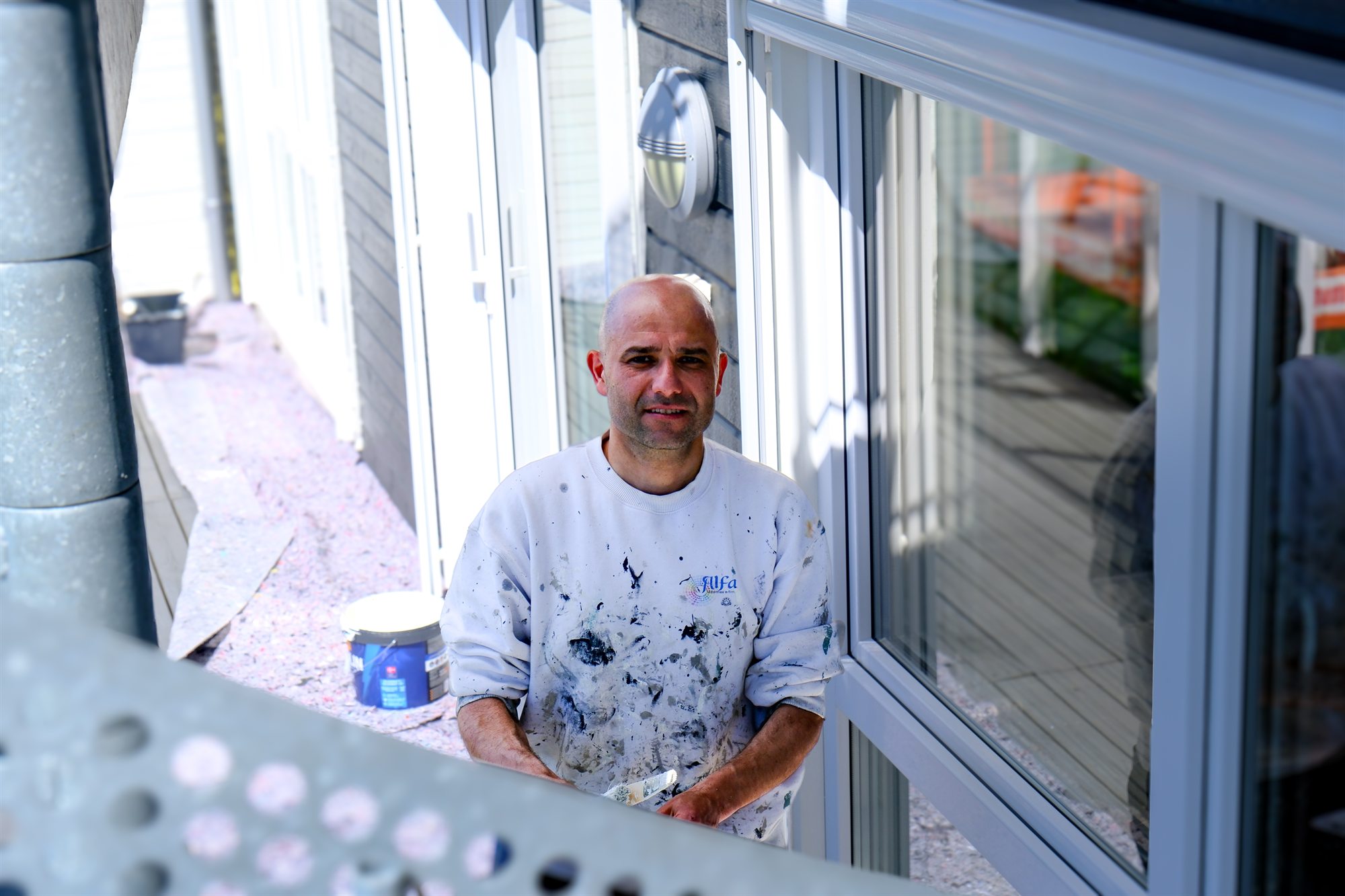 Maler fra Alfa ved vindu på Haugbro terrasse